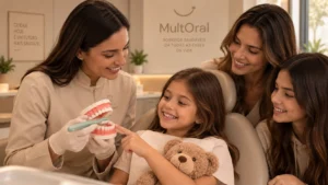 Dentista orientando criança e família sobre escovação em consulta de odontopediatria em Ipanema